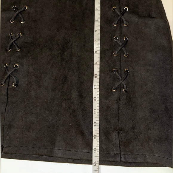 Women’s Black Faux Suede Mini Skirt Size L Lace Up Front Zipper Back - Picture 4 of 6
